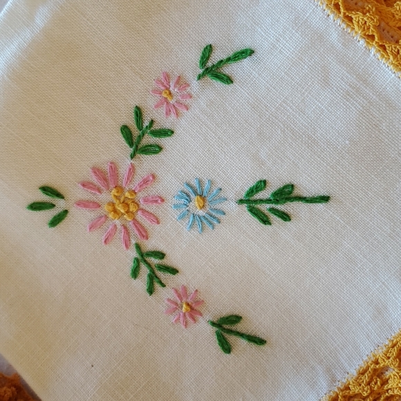 Matching embroidered table linen set - Picture 9 of 11